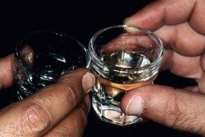 Дротаверин и алкоголь:  совместимость, через сколько можно