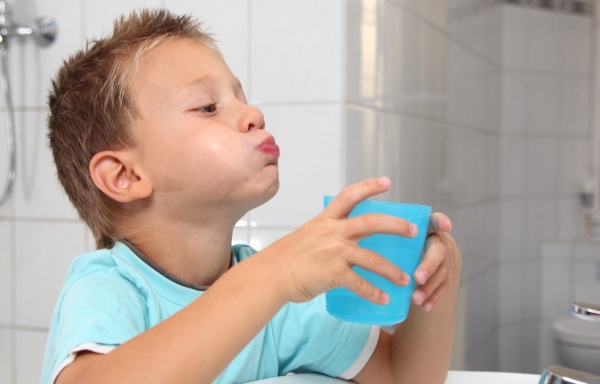 Как справиться с заболеваниями, при которых у ребенка першит в горле