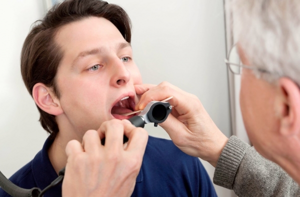 Как вылечить заболевания, при которых чешется горло изнутри и кашель