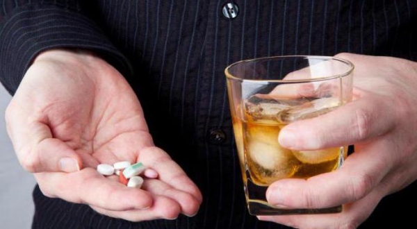 Можно ли совмещать Циклоферон и алкоголь: описание лекарства, взаимодействие антибиотиков и алкоголя, как пить