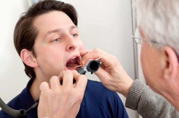Першит в горле и хочется кашлять – причины и лечение