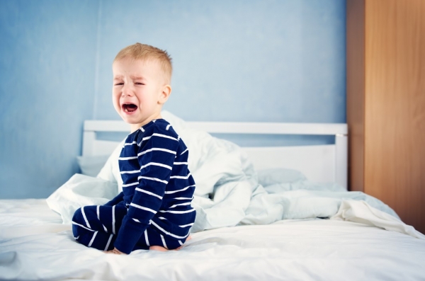Почему ребенок кашляет по ночам, а днем нет и как это лечить
