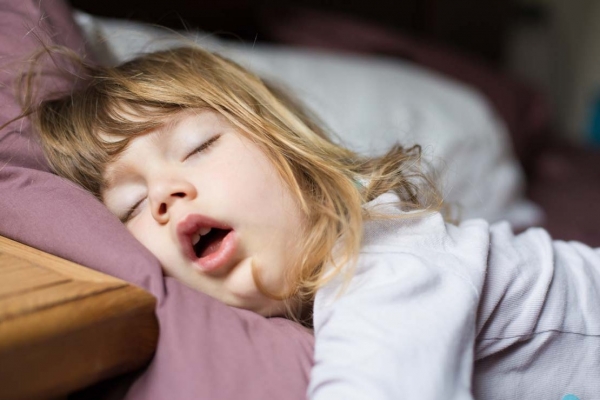 Ребенок кашляет во сне – причины, что делать