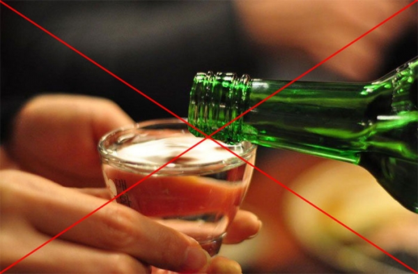 Взаимодействие Немозола и спиртных напитков: возможная боль в животе и повышение температуры тела